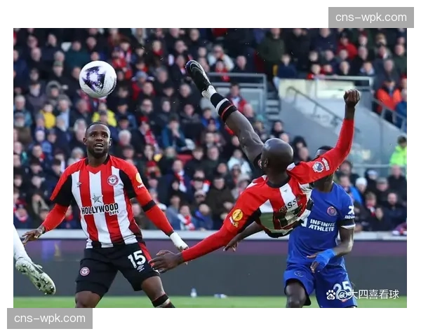 镜头捕捉:布伦特福德主场蜜蜂玩偶被风吹落引发笑声