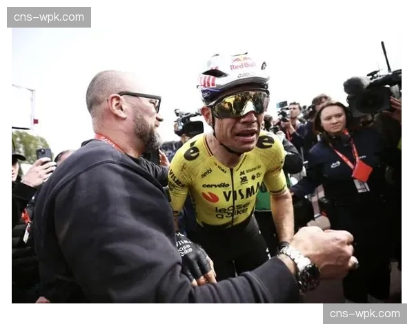 巴黎-鲁贝范阿尔特71公里处爆胎换车，迅速追回前方集团